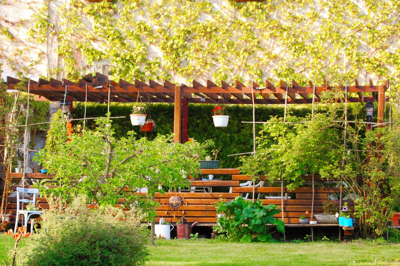 Rozlehlá zahrada penzionu pro skvělou relaxační dovolenou - ubytování Lipno